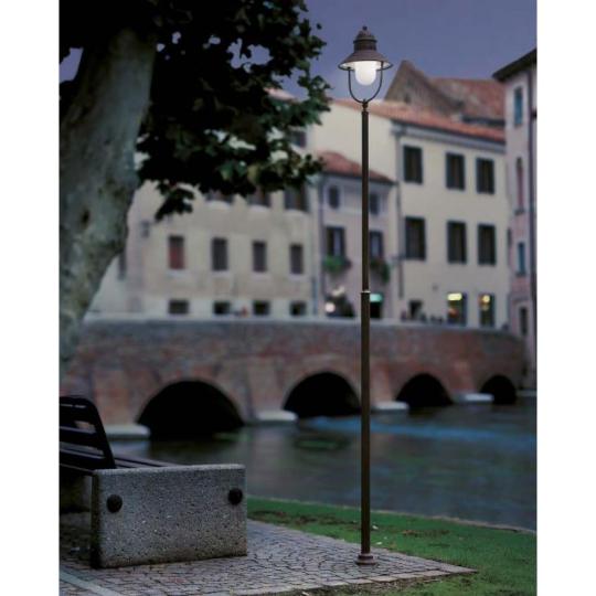 il fanale kerti lampa kandellaber allo rez loft klasszikus villa kastely nyaralo rusztikus vintage country modern kulteri lampa allolampa vizallo jarda vilagitas vorosrez kismeretu foto.JPG
